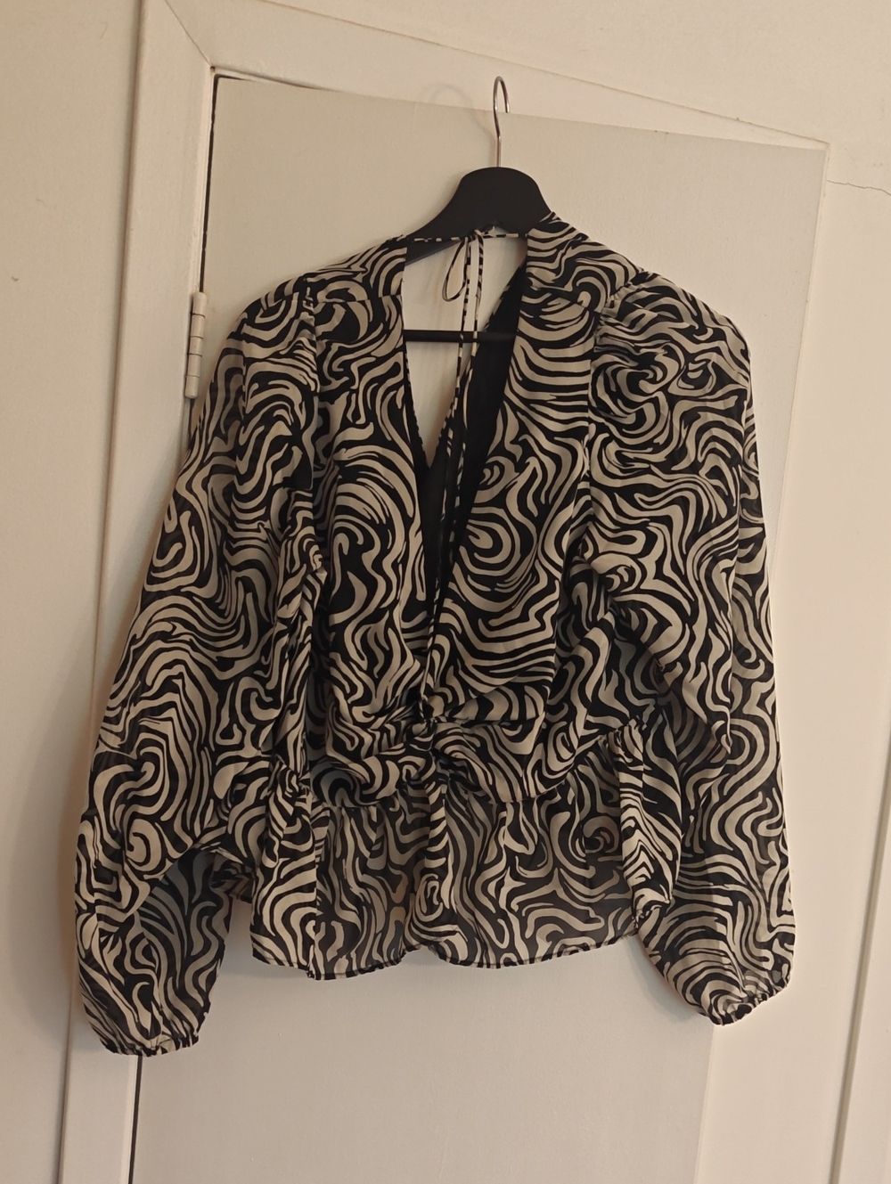 H&M Black and White Swirl Tie-Front Blouse - Picture 1 of 4